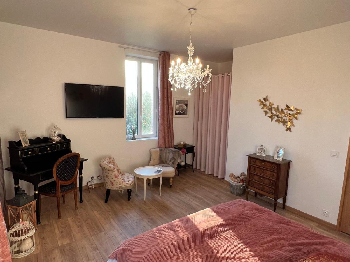 Chateau Segot Neuilly-le-Real ภายนอก รูปภาพ
