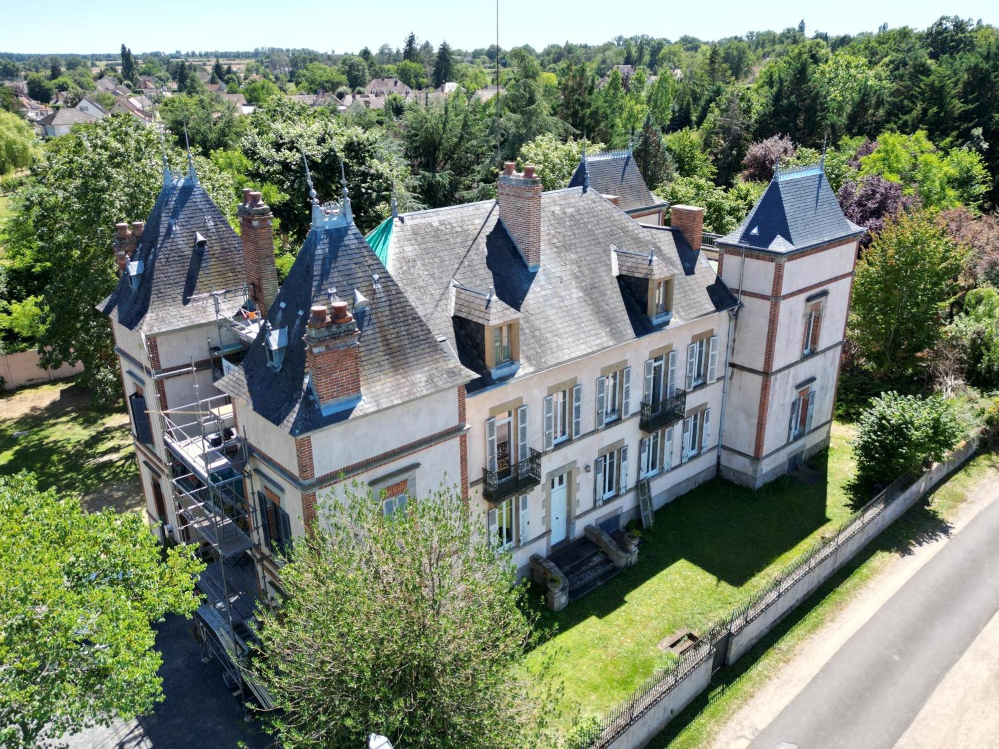 Chateau Segot Neuilly-le-Real ภายนอก รูปภาพ